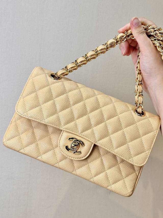 117 112 双链条单肩腋下或流浪背是最适合日常的一种背携方式，这种背携方式也不会说特别挑身高，小个子姐妹上身也会加持帅气和气场；手提腕挎会更加气质优雅一些，