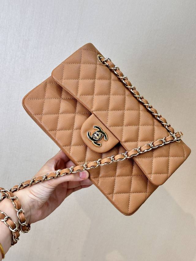 116 117 112 接着来看另一大头重点，五金 小香的五金都是纯钢配五金，五金内有刻字有一种立体雕琢的感觉，字体清晰工整。最终一点每一个五金件边角都是打磨圆