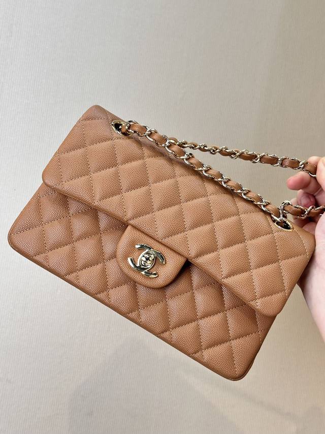 116 117 112 法国哈斯原厂的鱼子酱，光泽感就是不一样，皮料自身在每个颗粒上有一层优质，是皮料自身的优质分泌物。法国哈斯的鱼子酱皮料质感黑中透亮，是那种