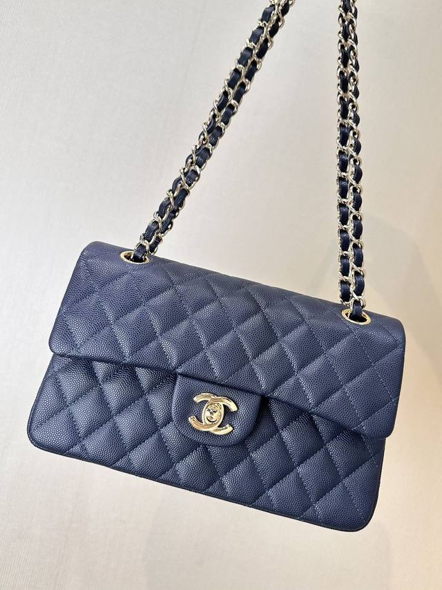 116 117 112 双链条单肩腋下或流浪背是最适合日常的一种背携方式，这种背携方式也不会说特别挑身高，小个子姐妹上身也会加持帅气和气场；手提腕挎会更加气质优