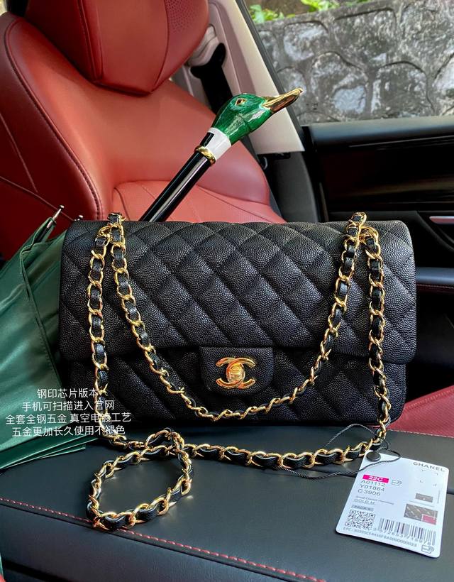 经典Cf1112 黑色 原厂进口牛皮鱼子酱小球纹 钢印芯片版本 手机可以扫描直接进入官网查询 24K金真空电镀 五金出炉都经过特殊的封釉处理 更加长久使用不褪色