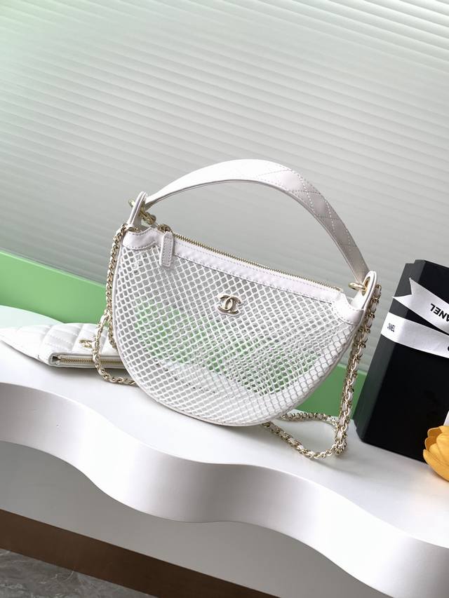 25S 镂空网纱月亮包小红爆全场的一款夏季新款突破常规美学 √打破常规冲突美学拉满一眼就很夏天~背上不仅是携带物品更是街头行走的潮流标杆√让你轻松成为焦点、单肩