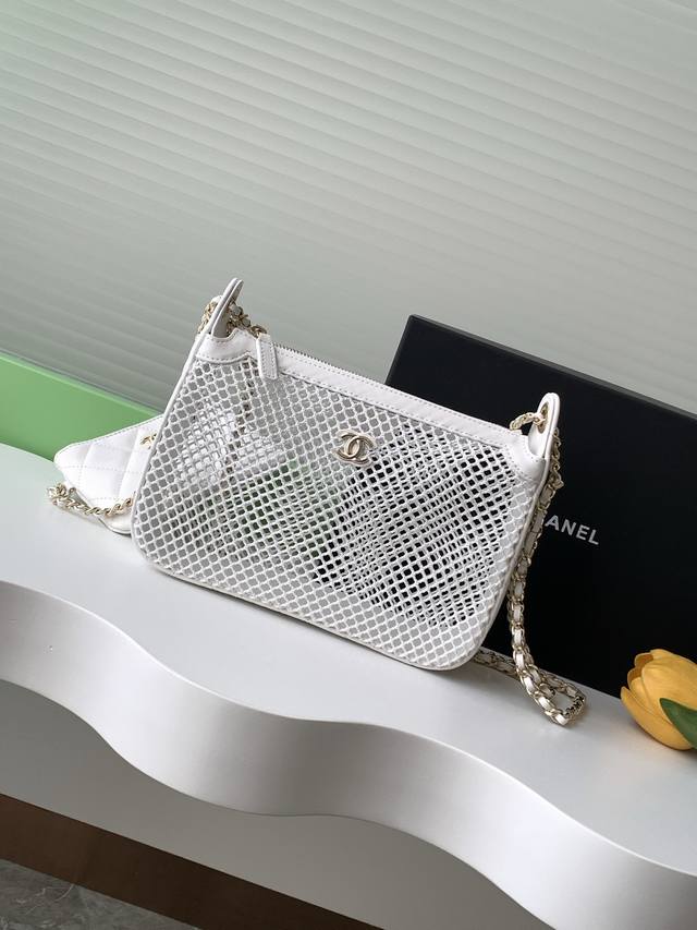 25S 镂空网包小红爆全场的一款夏季新款突破常规美学 √打破常规冲突美学拉满一眼就很夏天~背上不仅是携带物品更是街头行走的潮流标杆√让你轻松成为焦点、容量空间足