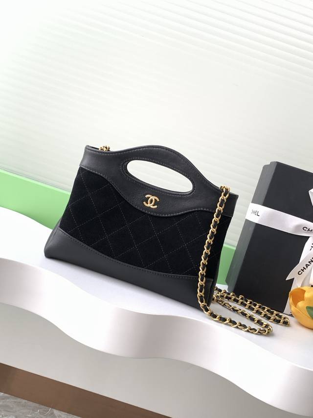 25B推出的31Bag 羊皮配磨砂皮黑色超级火爆实物也非常可爱！属于经典永不过时款可爱的同时也很实用，可以放下两枚大手机[害羞]上身搭配也无敌好看！超级推荐 款