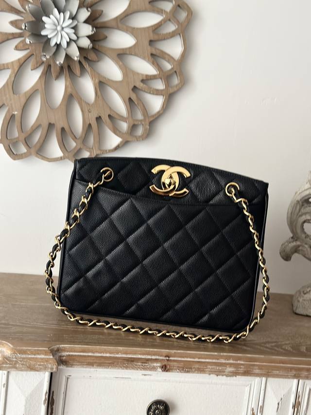 现货！Chanevintage购物袋 黑色 牛皮球纹 球纹金扣的搭配 Vintage情怀在这个包上洒了一地！牛皮材质经久耐用 辨识度极高的大双C Logo大容量