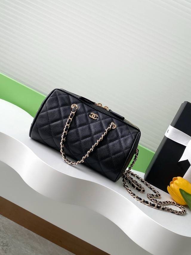 25P 春夏保龄球系列满满的高级感 球纹皮配金色金属链条手提包 圆滚滚的造型 妥妥的小包身大容量 长链条为Ot扣可以拆卸设计 可调节 可爱又实用 款号A P57