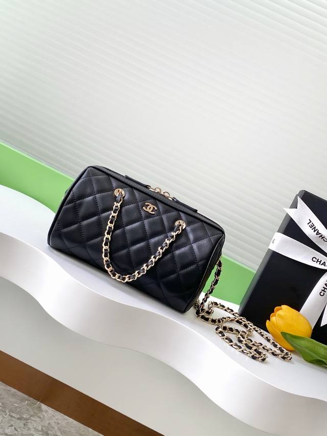 25P 春夏保龄球系列满满的高级感 羊皮配金色金属链条手提包 圆滚滚的造型 妥妥的小包身大容量 长链条为Ot扣可以拆卸设计 可调节 可爱又实用 款号A P579