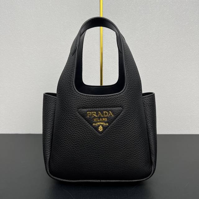 Mini菜篮子1Ba349金色五金 这款Mini菜篮子采用进口鹿皮纹，内配进口小羊皮，格层多多，手感非常柔软 轻巧，经典迷你好看又好用，上身效果可可爱爱，太美了