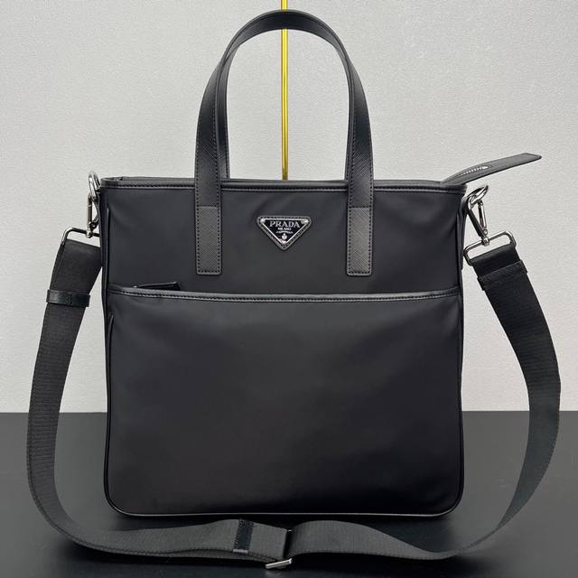 家新款男包，2Vg032，原单货，采用进口尼龙和Saffiano皮革饰边及提手 ，抛光钢质配件和黑钛拉链，可拆卸可调式肩带，格层多多，男士们必备，长35X高34