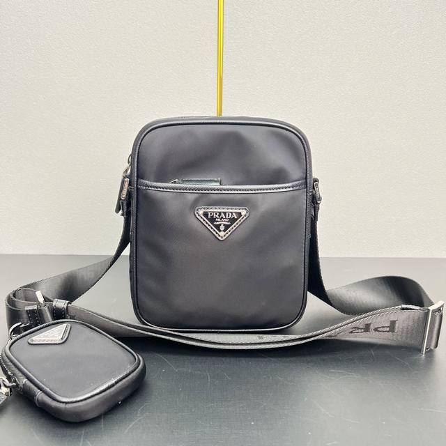 新款三合一到货到货 新款三合一组合斜跨包款号：2Vh112 极具代表性的尼龙三角标元素 简单的最新三角标装饰，而且不压缩空间 ，格层多多同时肩带还挂着小挂饰小包