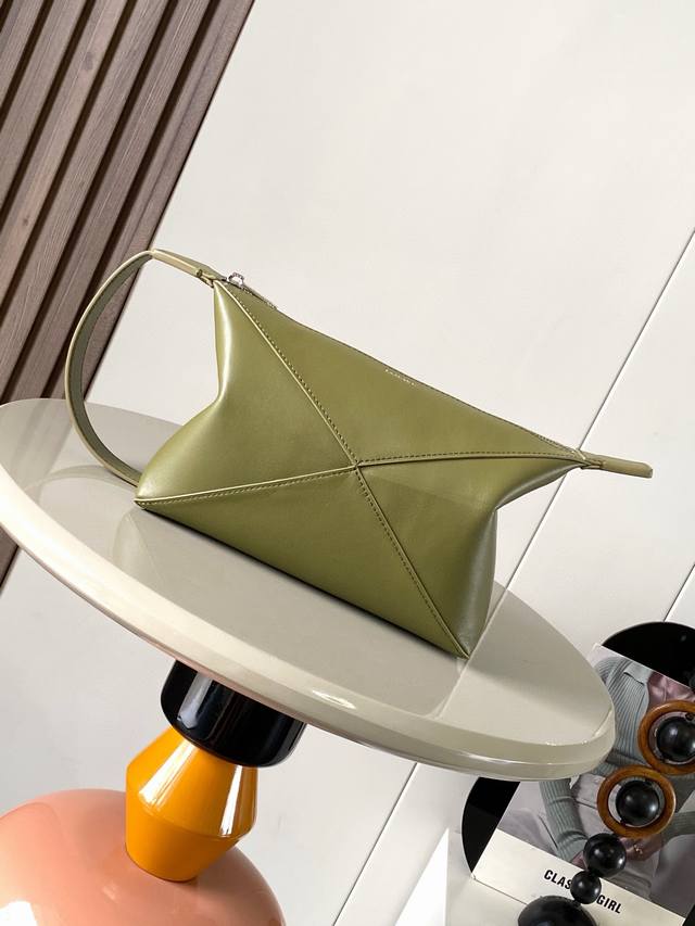 新款亮面牛皮革 Puzzle Fold 亮面牛皮革洗漱包从 Puzzle Fold 手袋的几何线条汲取灵感以富含几何建筑美感的镶片重新诠释可手提或悬挂于手腕＊拉