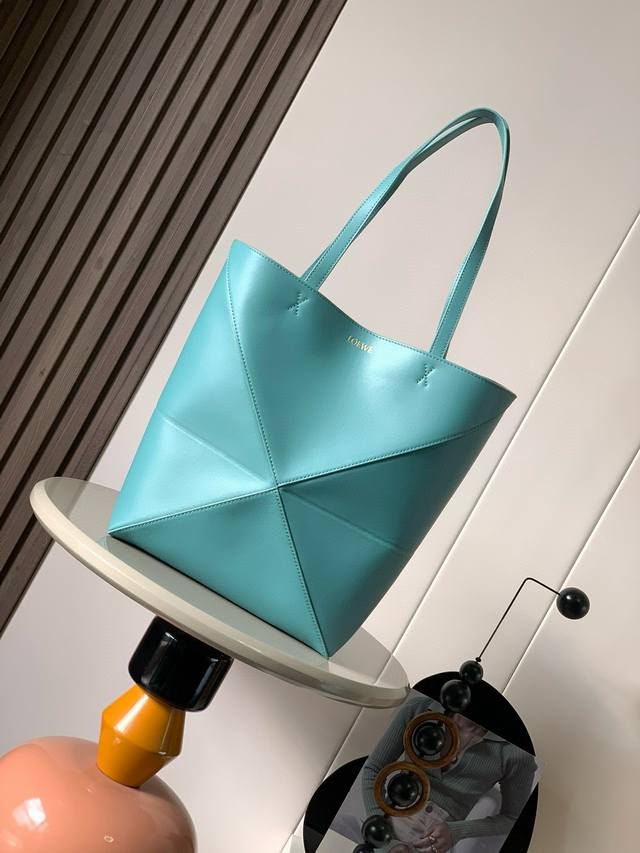 新款亮面牛皮革Puzzle Fold手袋又把几何图形玩出花了很久没见过这么实用又设计感满满的托特包了这款延续了Puzzle系列的几何美学以折纸包为灵感，让这只