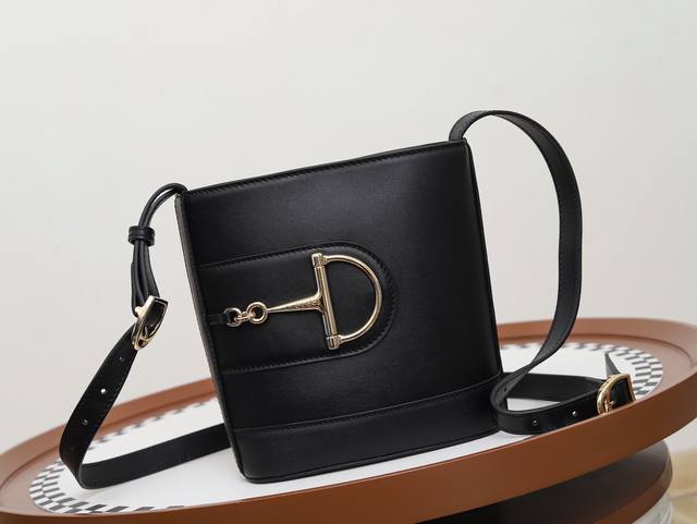 意大利原厂皮 Gucci新款专柜品质，顶级原单货，实物实拍，款号：833665，尺寸：18.5X20X8.5Cm，材质，意大利原厂牛皮，在Gg的最新设计中，藏着