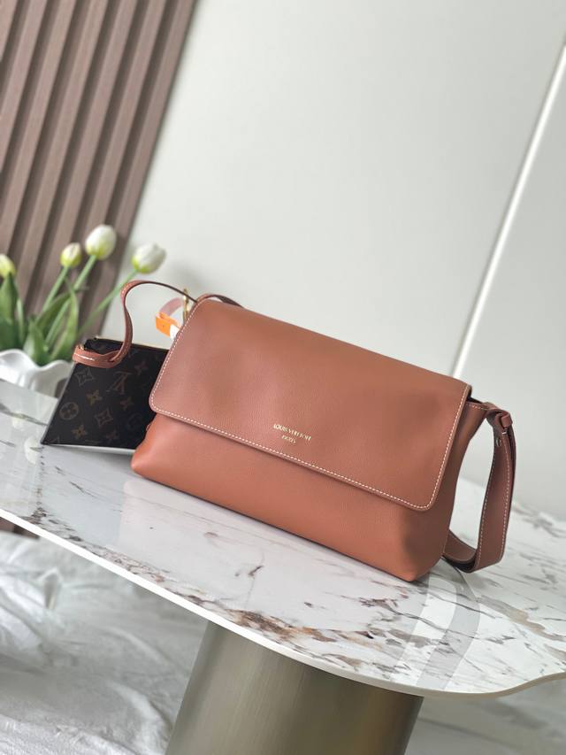 海原外单 独实家拍 半钢 头层皮 163C01变码芯片 M13151棕色 M13148黑色 Low Key Messenger 介绍低键信使包,这是第一个加入标 海原外单 独实家拍 半钢 头层皮 163C01变码芯片 M13151棕色 M13148黑色 Low Key Messenger 介绍低键信使包,这是第一个加入标