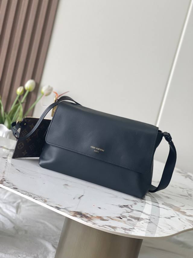 海原外单 独实家拍 半钢 头层皮 163C01变码芯片 M13148黑色 M13151棕色 Low Key Messenger 介绍低键信使包，这是第一个加入标