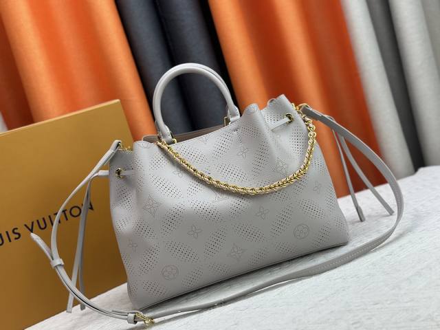 升级原版 M59203 M59200 M59655。 Bella Tote 手袋型号Flight Mode 胶囊系列Monogram镂花穿孔牛皮革塑造舒软充裕的