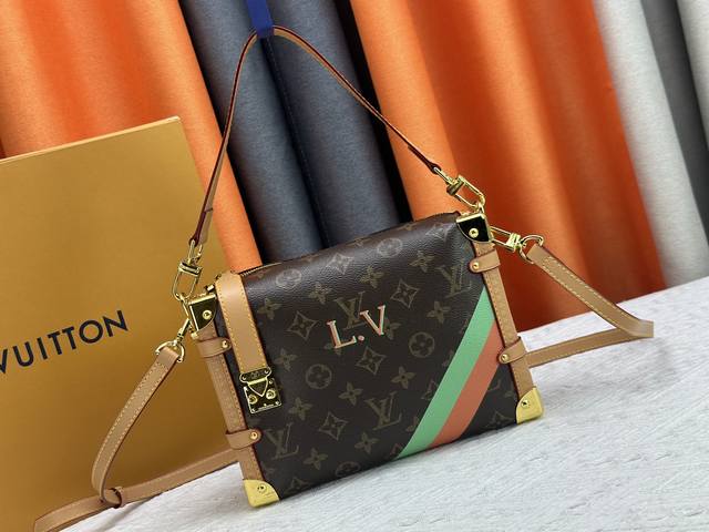 对版开发 Side Trunk Pm手袋 M46358老花彩条 形象感极强的软造型，棱角分明的强势感融合Box形状 经典Monogram老花演绎 在纷繁的包界显