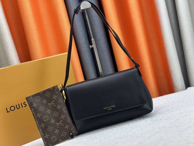 M13151棕色 M13148黑色 Low Key Messenger 介绍低键信使包，这是第一个加入标志性的低键系列的翻盖设计。这种优雅的日常风格由柔软的小牛