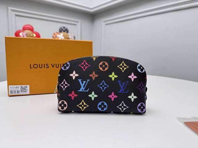 正品级 顶级原单 M13744黑彩化妆包 本款Monogram印花以33种缤纷的色彩演绎 2025村上隆和Lv联名推出的白三彩 黑三彩推出十二截火爆全球深受明星