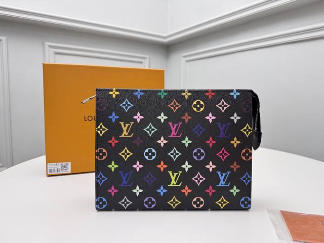 正品级 顶级原单 M13746黑彩村上隆Monogram帆布化妆盒，内部空间宽敞，两侧采用接裆式设计，方便取放物品，可将它轻而易举地放进手袋中。Monogram