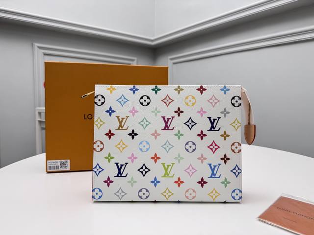 正品级 顶级原单 M13746白彩村上隆Monogram帆布化妆盒，内部空间宽敞，两侧采用接裆式设计，方便取放物品，可将它轻而易举地放进手袋中。Monogram