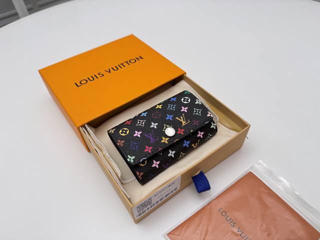 正品级 顶级原单 M14092黑彩与“路易威登×村上隆”系列的重新版相称,从这位日本艺术家活泼的感性中获得灵感的“Lv × Tm Multicle 6”。用充满 正品级 顶级原单 M14092黑彩与“路易威登×村上隆”系列的重新版相称,从这位日本艺术家活泼的感性中获得灵感的“Lv × Tm Multicle 6”。用充满