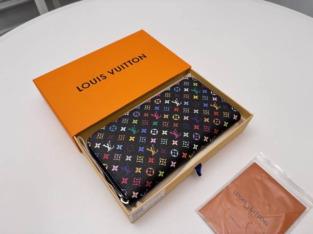 正品级 顶级原单 M13922黑彩Lxmurakami系列的经典款、並幻谧以彩用藝術家村上隆标志性的彩虹色调重新演绎的Monogram图案，Monogram配有