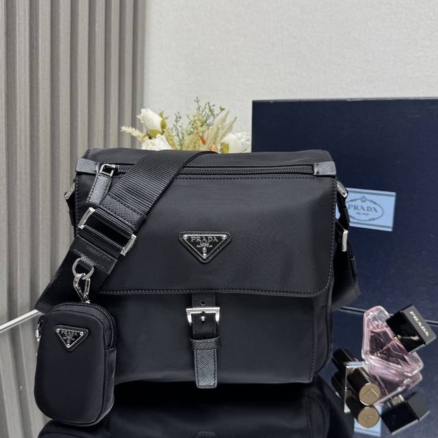 正品级 顶级原单 升级版1Bd994这款采用进口尼龙材质和Saffiano皮革滚边，可调式织物肩带，不锈钢配件，升级版设计为肩带上配有可拆卸小包，三角形珐琅徽标