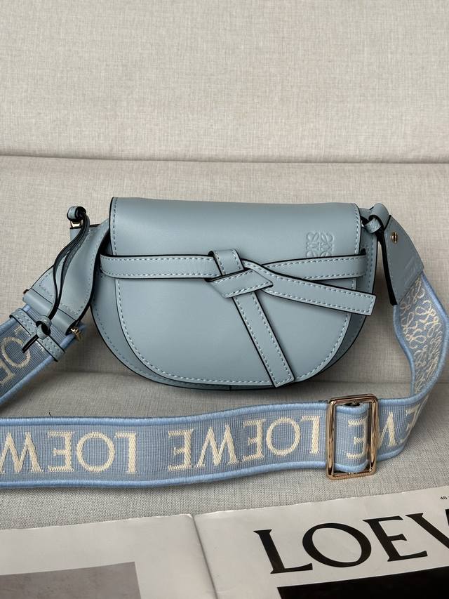 原厂皮 夏季迷你 灰蓝色 升级版字母寛肩带马鞍包Minigatedual手袋出货56T21S 绝绝子√寛肩带简直是灵魂之笔 赋予了Gate全新的生命包身采用柔软