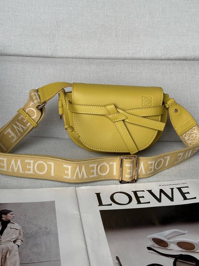 原厂皮 夏季迷你 黄桃色 升级版字母寛肩带马鞍包Minigatedual手袋出货56T21S 绝绝子√寛肩带简直是灵魂之笔 赋予了Gate全新的生命包身采用柔软