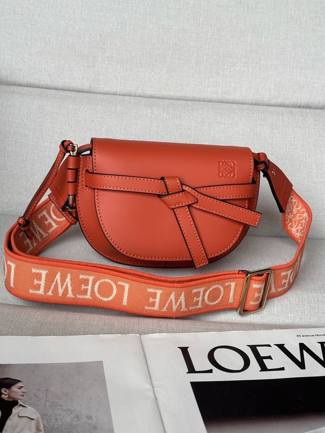 原厂皮 迷你落日橙 升级版字母寛肩带马鞍包Minigatedual手袋出货56T21S 绝绝子√寛肩带简直是灵魂之笔 赋予了Gate全新的生命包身采用柔软牛皮革