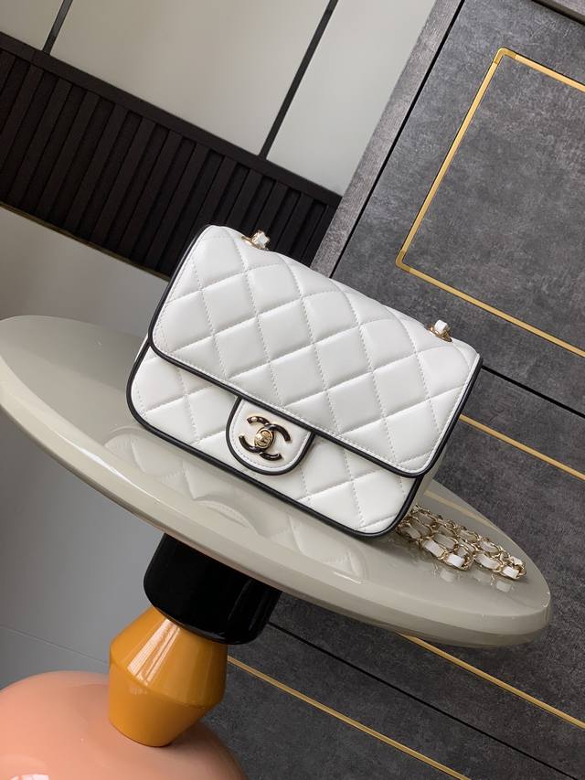 正品级 。香奈儿经典再现！黑白双色菱格链条包，简约而不失大气。精致的缝线工艺，搭配标志性双C Logo，彰显奢华格调。链条灵动，单肩斜挎皆可，适配不同场合，助你