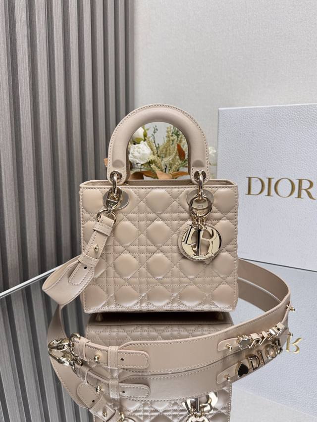 正品级 ，高版本 Lady Dio.R My Abc 米杏色羊皮 四格羊皮 这款手袋集中体现了Dio.R 对典雅和美丽的深刻洞见。采用小羊皮皮革精心制作，以标志