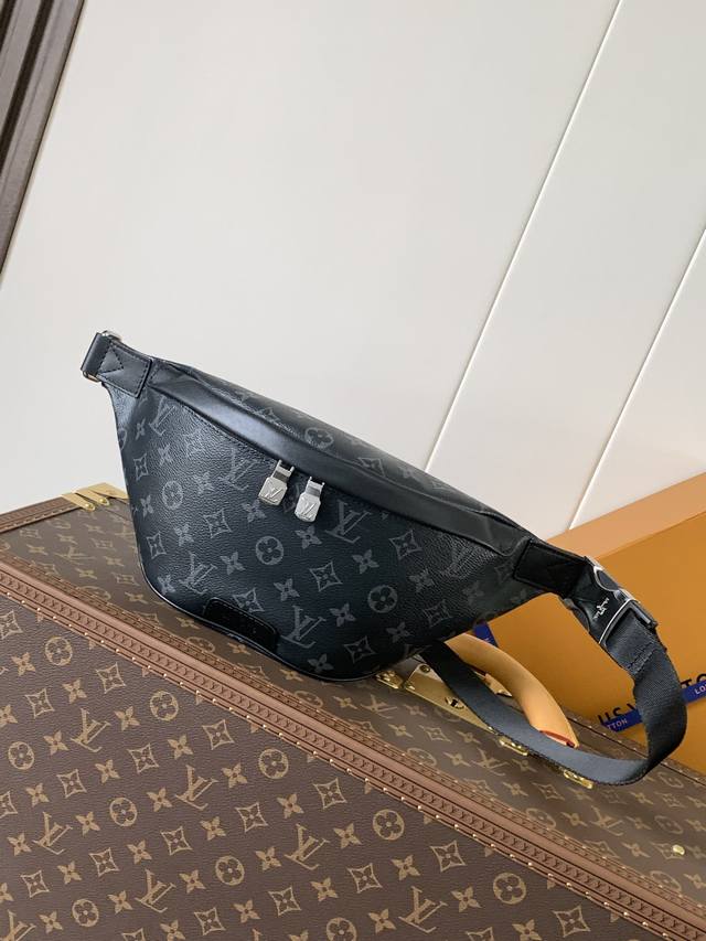 正品级 M46035黑花 顶级原单 变码芯片 此款 Discovery 腰包由 Monogram Eclipse 帆布制成，兼具休闲时尚气质与现代功能性。造型符