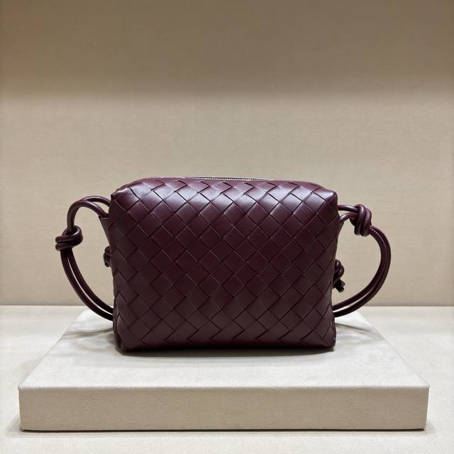 正品级 新款编织小方包 呢现有的款式都偏时髦风 大部分略微有点难驾驭 所以我就看中了它！ 这只小方包和云朵包的小号有些相似 不过！它比云朵包要轻！且容量大得多