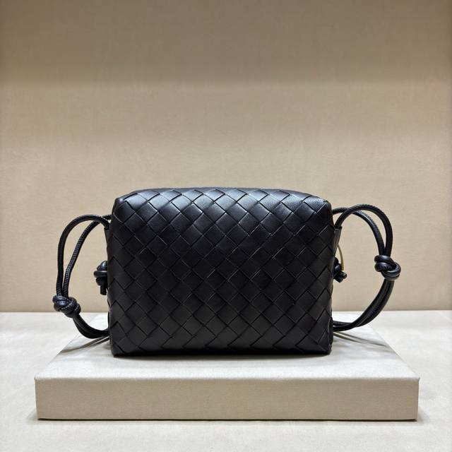 正品级 新款编织小方包 呢现有的款式都偏时髦风 大部分略微有点难驾驭 所以我就看中了它！ 这只小方包和云朵包的小号有些相似 不过！它比云朵包要轻！且容量大得多