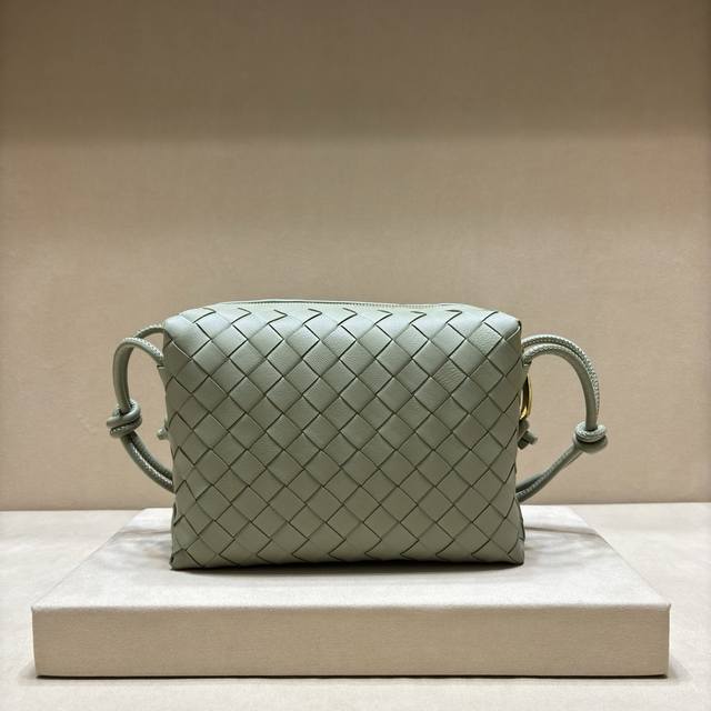 正品级 新款编织小方包 呢现有的款式都偏时髦风 大部分略微有点难驾驭 所以我就看中了它！ 这只小方包和云朵包的小号有些相似 不过！它比云朵包要轻！且容量大得多