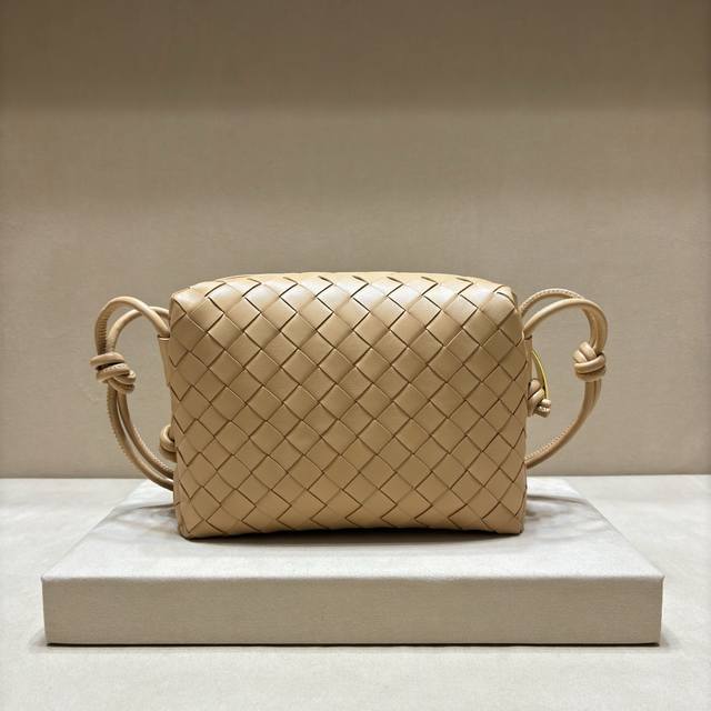 正品级 新款编织小方包 呢现有的款式都偏时髦风 大部分略微有点难驾驭 所以我就看中了它！ 这只小方包和云朵包的小号有些相似 不过！它比云朵包要轻！且容量大得多