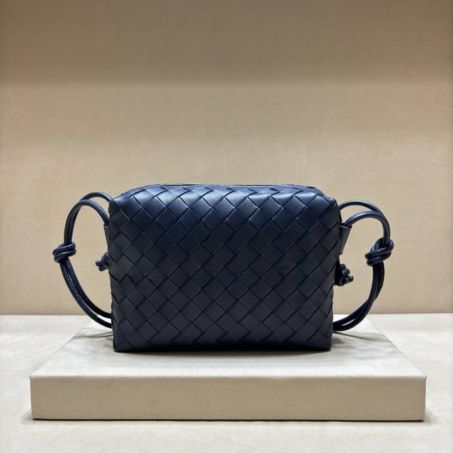 正品级 新款编织小方包 呢现有的款式都偏时髦风 大部分略微有点难驾驭 所以我就看中了它！ 这只小方包和云朵包的小号有些相似 不过！它比云朵包要轻！且容量大得多