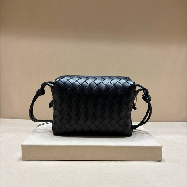 正品级 新款编织小方包 呢现有的款式都偏时髦风 大部分略微有点难驾驭 所以我就看中了它！ 这只小方包和云朵包的小号有些相似 不过！它比云朵包要轻！且容量大得多