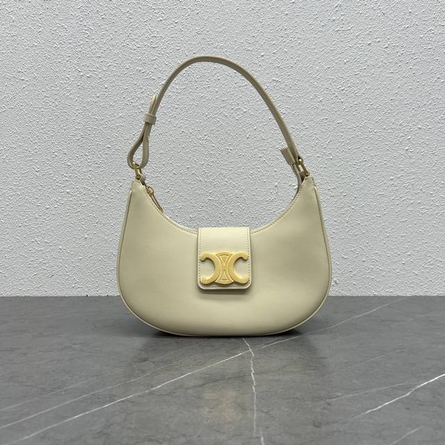 正品级 新品上线 Ava 腋下包大 Logo 新品上线啦～ 有着高颜值的复古文艺气息～ 直接击中我心巴啊. 真的超Nice！ 腋下包包型复古又帅气又有点可爱 精