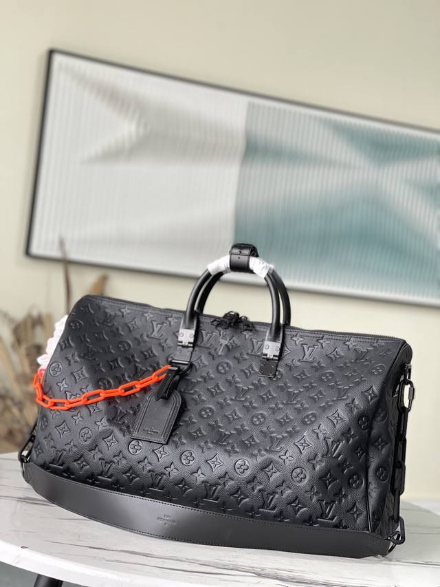 顶级原厂 M44470 全皮压花 本款 Keepall 由柔软 Taurillon 皮革制成，选用优雅的黑色色调，点缀品牌传统的 Monogram 压纹图案。搭