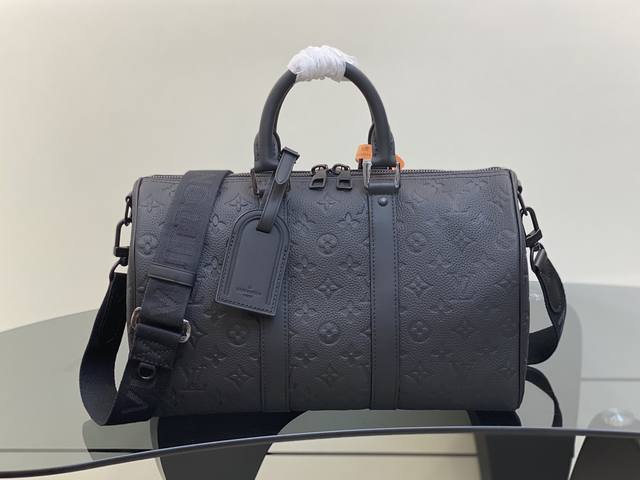 顶级原厂 M22765黑色全皮 旅行袋系列 Keepall 35旅行袋 为 Monogram Shadow 皮革铺陈全幅Monogram 压纹，搭配哑光金属件，