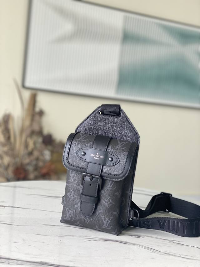 顶级原厂 M45912 本款全新单肩包脱胎于 1986 年诞生的标志性 Saumur 手袋。Monogram Eclipse 帆布搭配代表品牌传统匠艺的皮革细节