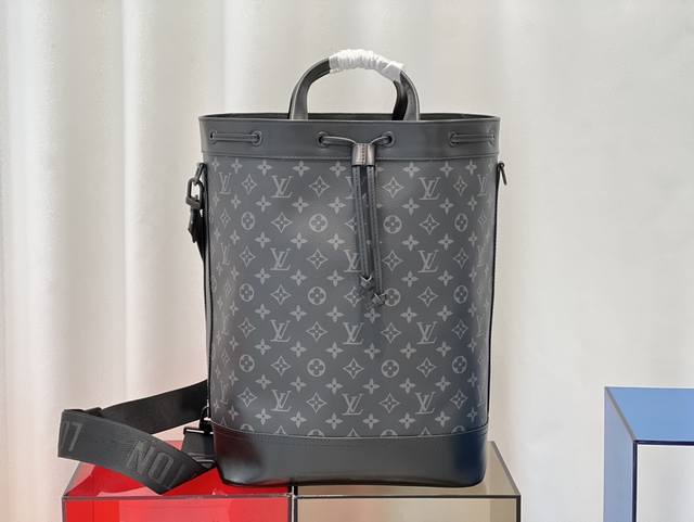 顶级原单 M46693Monogram Eclipse帆布的Maxi Noé Sling包融合了功能与现代风格，这要归功于其拉绳闭合、圆形形状和舒适的纺织表带。