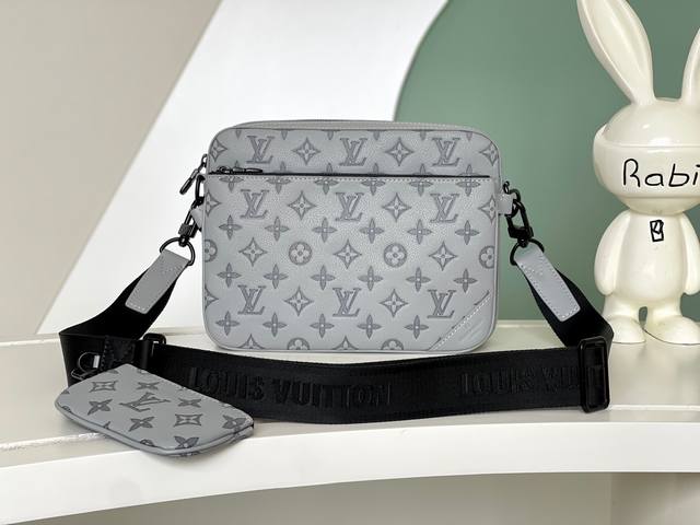 海原外单 独实家拍 M4 2黑！4 3灰 4 4蓝本款 Trio 邮差包取材 Monogram 压纹牛皮革，拉链前袋和肩带处的小号零钱包均可拆卸，与主隔层共同丰