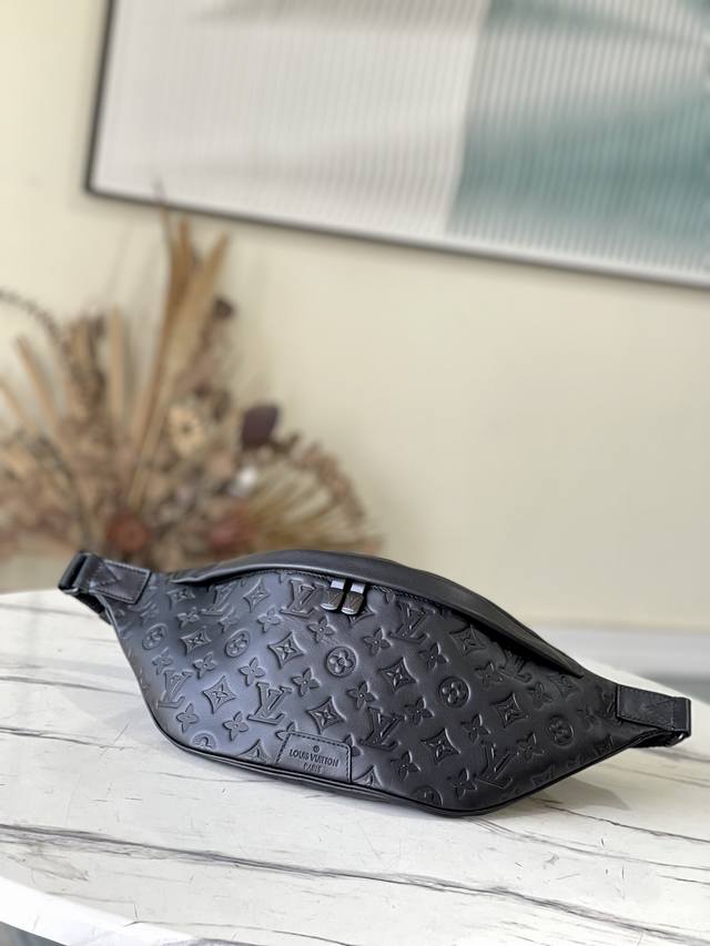 顶级原厂 M44388 全皮压花 胸包 Discovery 腰包 此款Discovery腰包采用柔软的Monogram Shadow压纹小牛皮制成，迷人的复古气