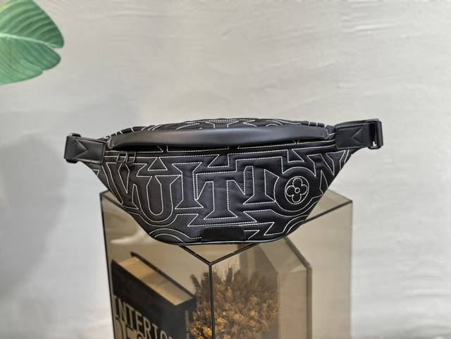 顶级原厂 M21427本款Discovery腰包出自冬季瑞雪胶囊系列，以新风尚演择经典元素。所用锦纶由再生纤维制成，Uitton标识刺绣将Monogram花卉藏