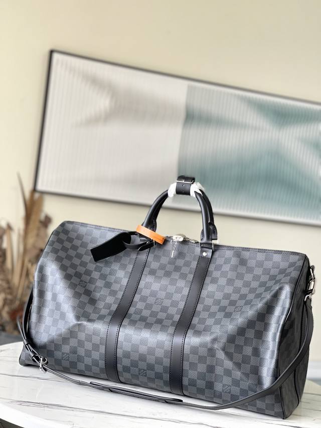 顶级原厂 N41414 黑格 容量宽敞，使用灵活。经久耐用，安全可靠。时尚风格，成熟稳重。采用安全的双拉链和挂锁，因此特别适于商务或娱乐之用。尺寸：55 × 3