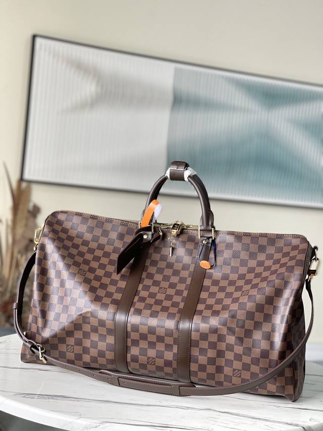 顶级原厂 M41428 咖格 容量宽敞，使用灵活。经久耐用，安全可靠。时尚风格，成熟稳重。采用安全的双拉链和挂锁，因此特别适于商务或娱乐之用。尺寸：55 × 3